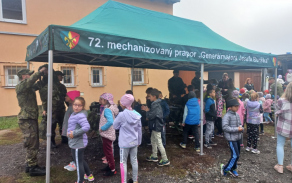 Ukázka ručních zbraní vždycky zaujme!