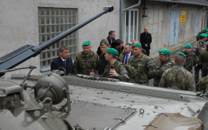 Andrej Babiš přislíbil vojákům, že se zasadí o významné navýšení výdajů na obranu v příštích letech