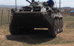 obrněné vozidlo BTR-80 u vjezdu na checkpoint