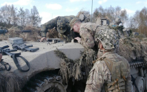 Seznámení s vozidlem BVP-2 pro příslušníky americké jednotky