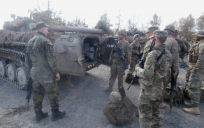 Seznámení s vozidlem BVP-2 pro příslušníky americké jednotky