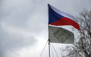 Nemohl chybět stožár a vlajky pro nás nejcennější