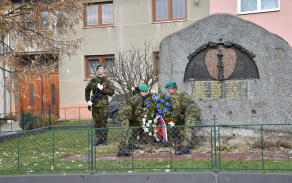 2._polozeni_vence_k_pamatniku_obeti_svetovych_valek.jpg