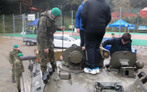 Děti si mohly BVP-2 prohlédnout i zevnitř