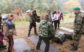 Děti na stanovištích 2.mr soutěžily v nasazování taktické výstroje na čas