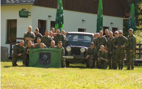 Chata Severka - náš druhý nocleh. Vlajka roty ve Staré Vsi i s dobovým vozidlem Jeep Willys