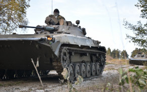 přesun BVP-2 ve výcvikovém prostoru 