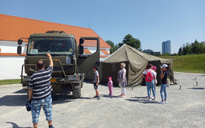 Tatra 810 vedle polního stanu vzor 65