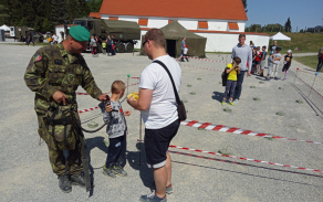 ...Projít minové pole s radiostanicí