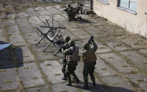 Příslušníci 2.mr při výcviku CQB