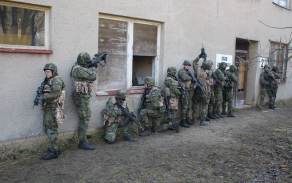 Příslušníci 2.mr při výcviku CQB