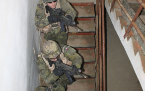 Příslušníci 2.mr při výcviku CQB
