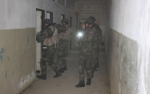 Příslušníci 2.mr při výcviku CQB