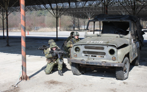 Příslušníci 2.mr při výcviku CQB