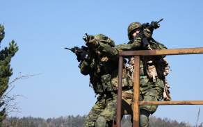 Příslušníci 2.mr při výcviku CQB