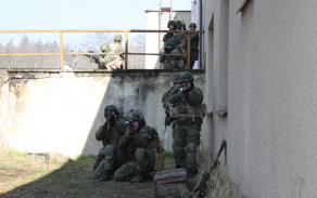 Příslušníci 2.mr při výcviku CQB