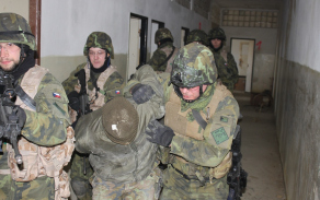 Příslušníci 2.mr při výcviku CQB