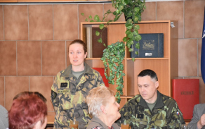 zástupkyně velitele roty logistiky nadporučice Eva BERANOVÁ se svým projevem