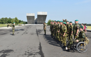 Nástup u Památníku II. světové války V Hrabyni