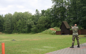 Střelba z brokovnice na asfaltové holuby
