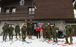 Účastníci školení před stanicí HS Ovčárna