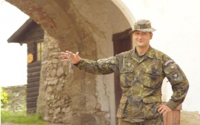 Velitel čety s klíči od hradu Sovinec