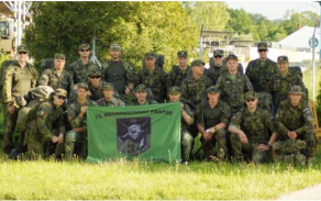 Zahajovací foto s vlajkou roty